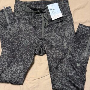 Women’s Black and Hunter Army Green Patterned Leggings size Medium